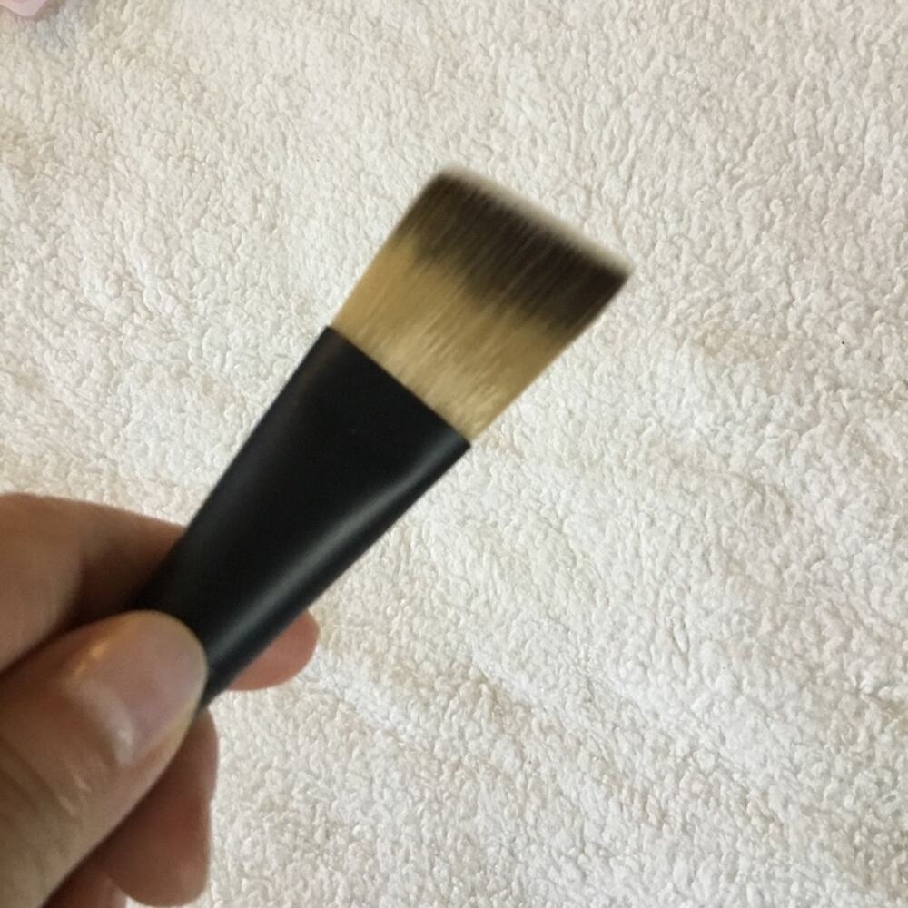 Le Métier de Beauté Flat Angled Foundation Brush - Picture 11 of 13